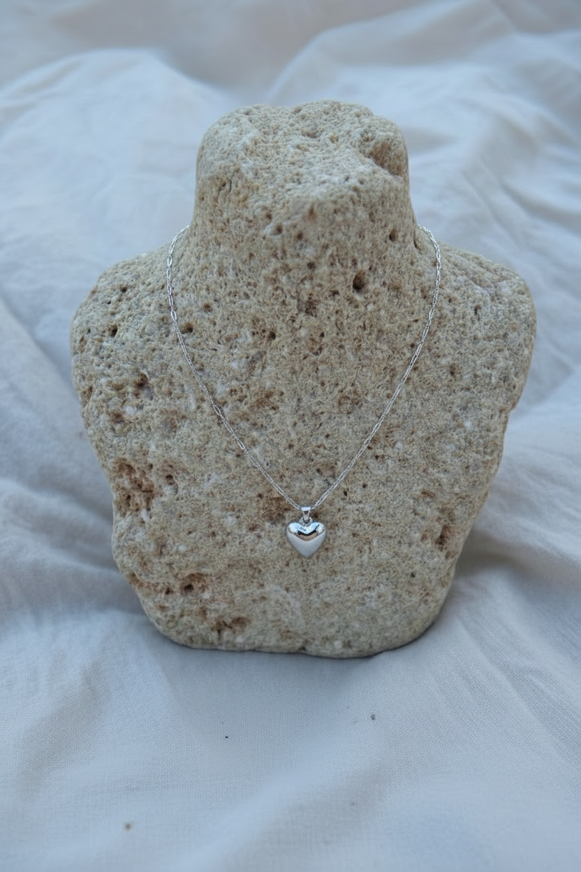 Collar corazón plateado en piedra