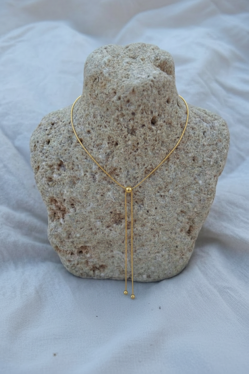 Collar lariat dorado en piedra misma composición