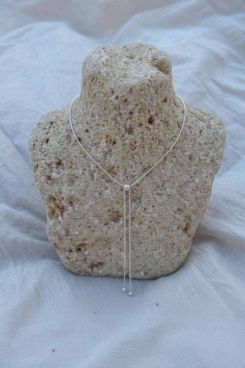 Collar lariat plateado en piedra