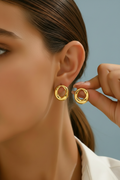 Pendientes dorados fondo azul