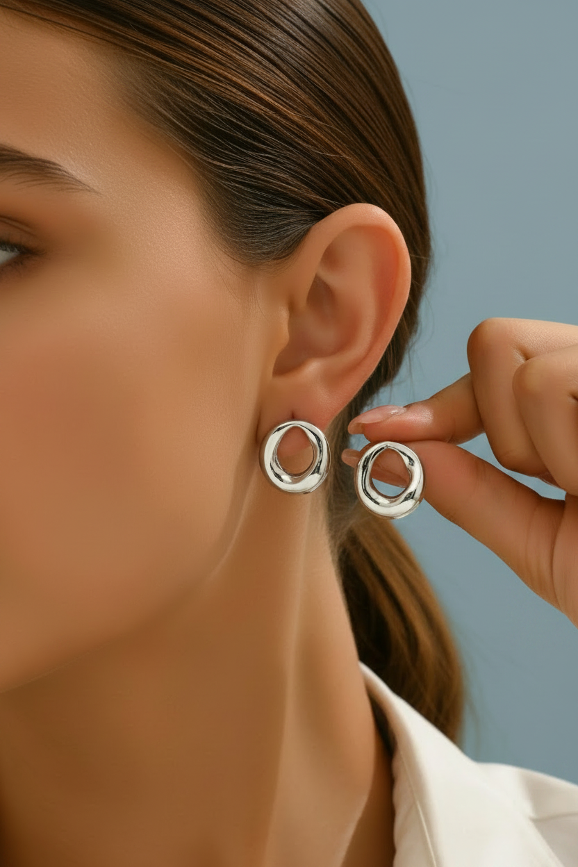 Pendientes plateados fondo azul